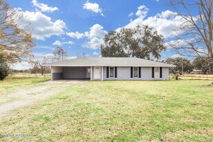 2208 Segura Rd in New Iberia, LA - Building Photo