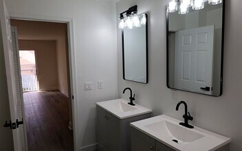 5240 NW 102nd Ct in Doral, FL - Foto de edificio - Building Photo