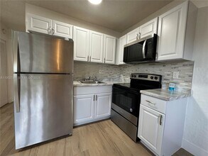 3616 NE 11th Ave in Oakland Park, FL - Building Photo - Building Photo