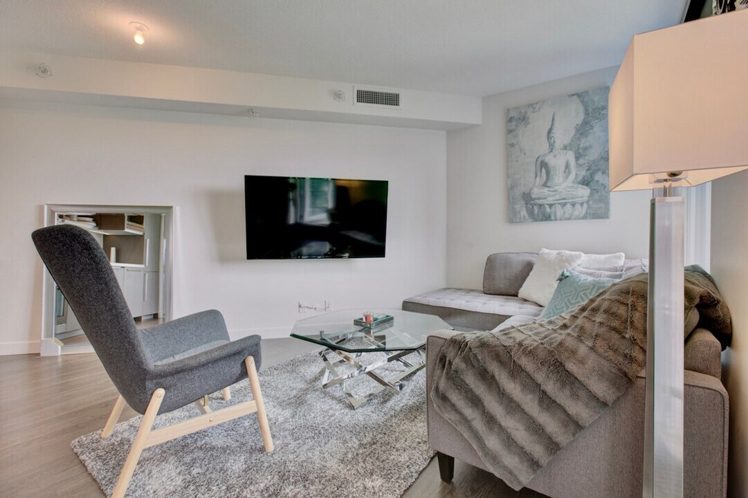 30 Smithe St in Vancouver, BC - Building Photo