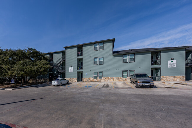 Canterbury Apartments in San Antonio, TX - Building Photo - Building Photo