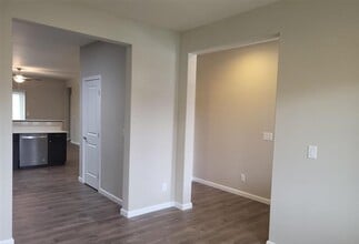 556 Bondgard Ave E in Enumclaw, WA - Building Photo - Building Photo