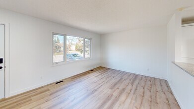 9639-9685 85 Ave in Grande Prairie, AB - Building Photo - Building Photo