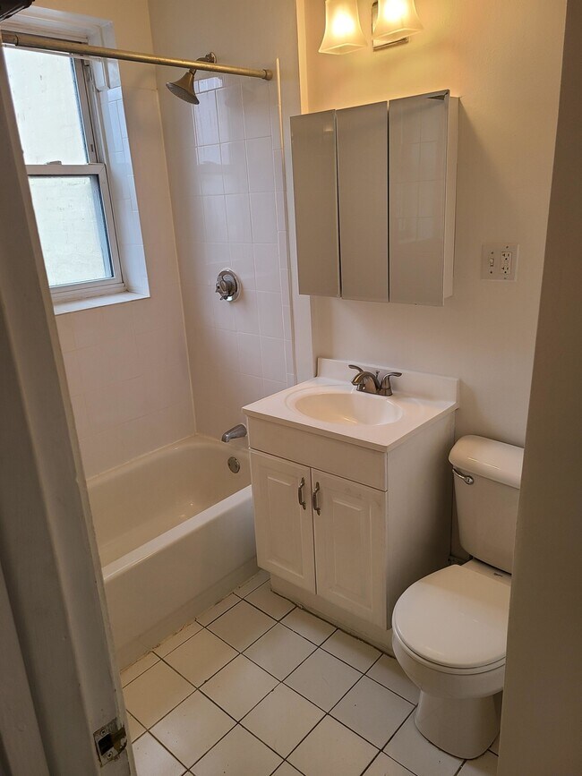 51 Hemenway St, Unit 34 in Boston, MA - Foto de edificio - Building Photo