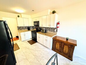 208 Green Hollow Dr in Iselin, NJ - Building Photo - Building Photo