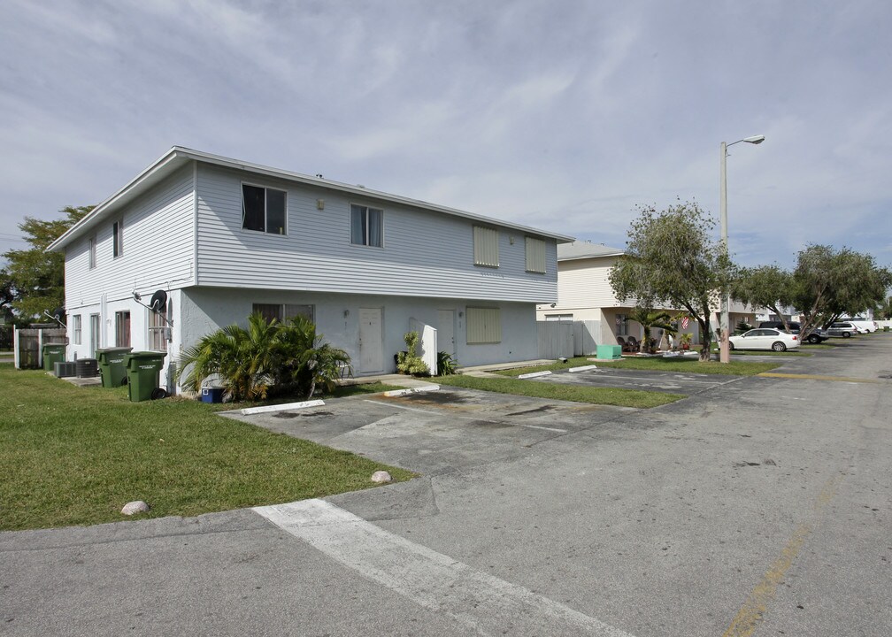 Seagrape Village in Homestead, FL - Foto de edificio