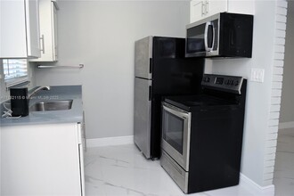 622 NE 6th St, Unit 2 in Hallandale Beach, FL - Building Photo - Building Photo