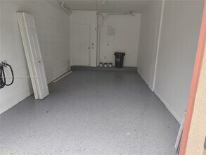 2474 Centergate Dr in Miramar, FL - Foto de edificio - Building Photo