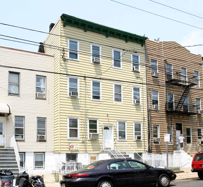 205 Webster Ave in Jersey City, NJ - Building Photo - Building Photo