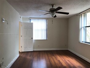 14301 N Kendall Dr in Miami, FL - Building Photo - Building Photo
