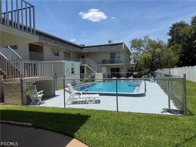 property at 4923 Vincennes Ct