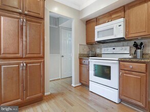 7807 Groveland Square in Springfield, VA - Building Photo - Building Photo