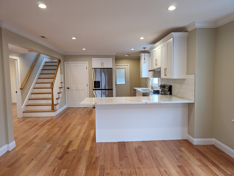 23 Warwick Rd, Unit 2 in Belmont, MA - Foto de edificio