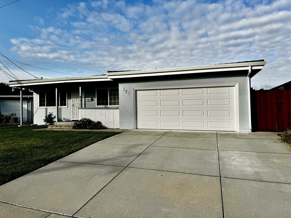 124 Jeffrey Dr in Petaluma, CA - Building Photo