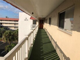 3571 Inverrary Dr in Lauderhill, FL - Building Photo