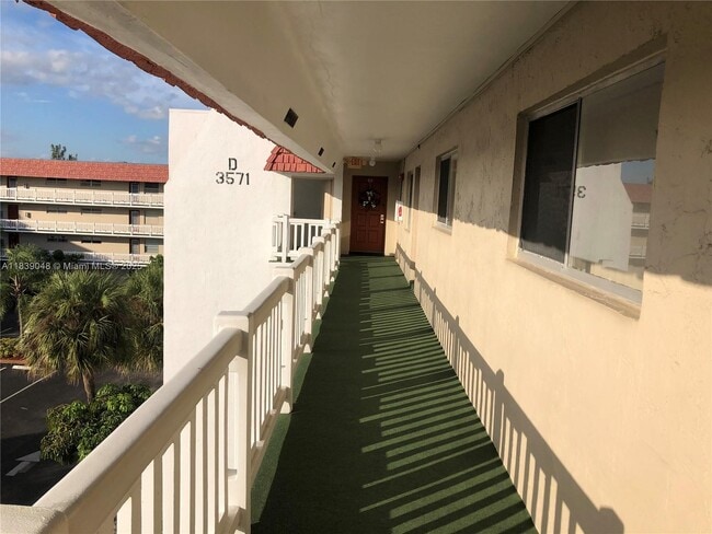property at 3571 Inverrary Dr