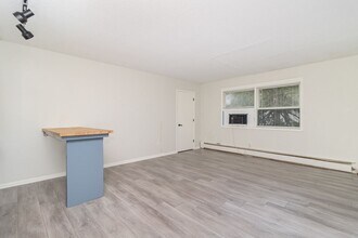 2009 Commerce Blvd, Unit #205 in Mound, MN - Foto de edificio - Building Photo