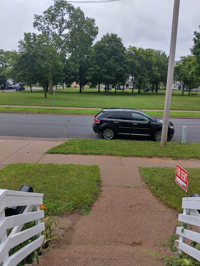 616 E Grand Ave, Unit lower