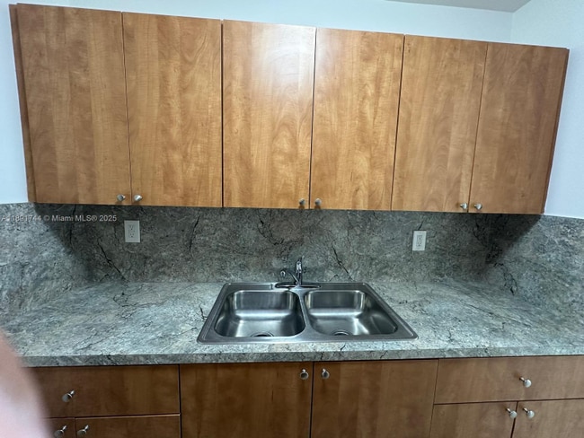 1100 SW 36th Ct in Miami, FL - Foto de edificio - Building Photo