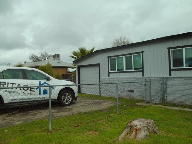 4427 College Way in Olivehurst, CA - Foto de edificio - Building Photo
