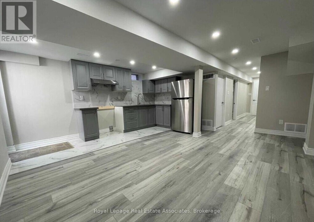 6978 Tassel Crescent in Mississauga, ON - Building Photo
