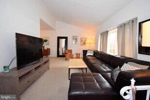 6405 Middleburg Ln in Bethesda, MD - Building Photo