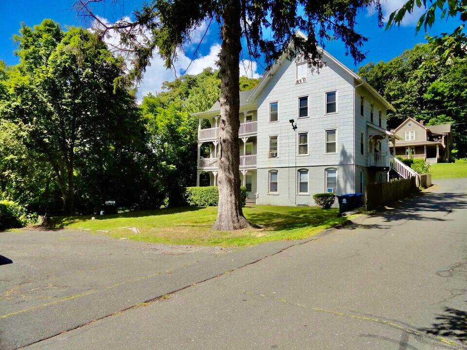 68 Hungerford Alley in Bristol, CT - Building Photo