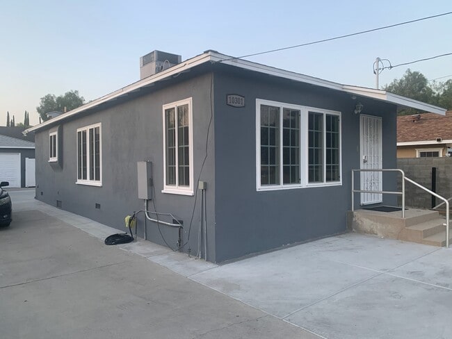 10301 Arminta St in Sun Valley, CA - Building Photo - Building Photo