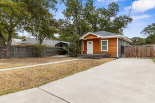221 N Bermuda St in Waco, TX - Building Photo