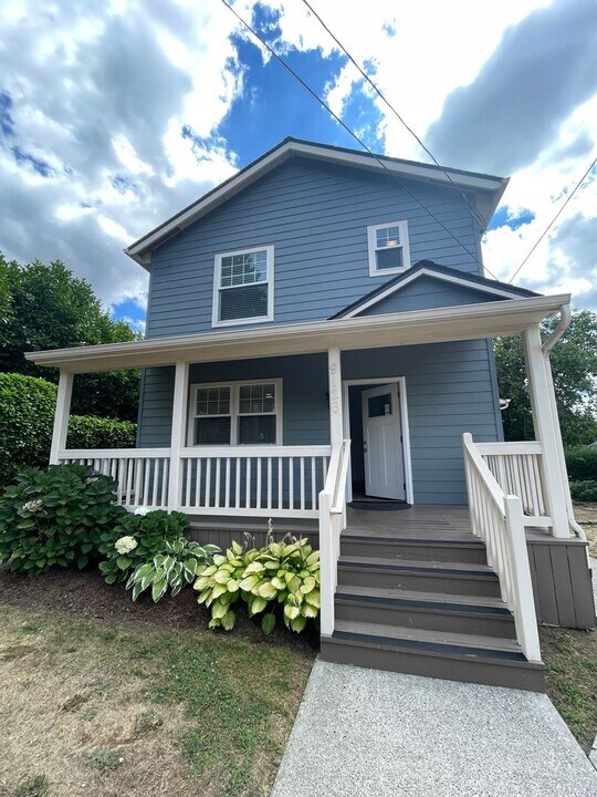 9126 NE Webster St in Portland, OR - Building Photo