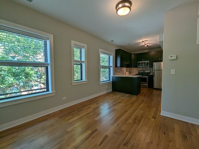 2203 W Eastwood Ave, Unit #2201-1E in Chicago, IL - Foto de edificio - Building Photo