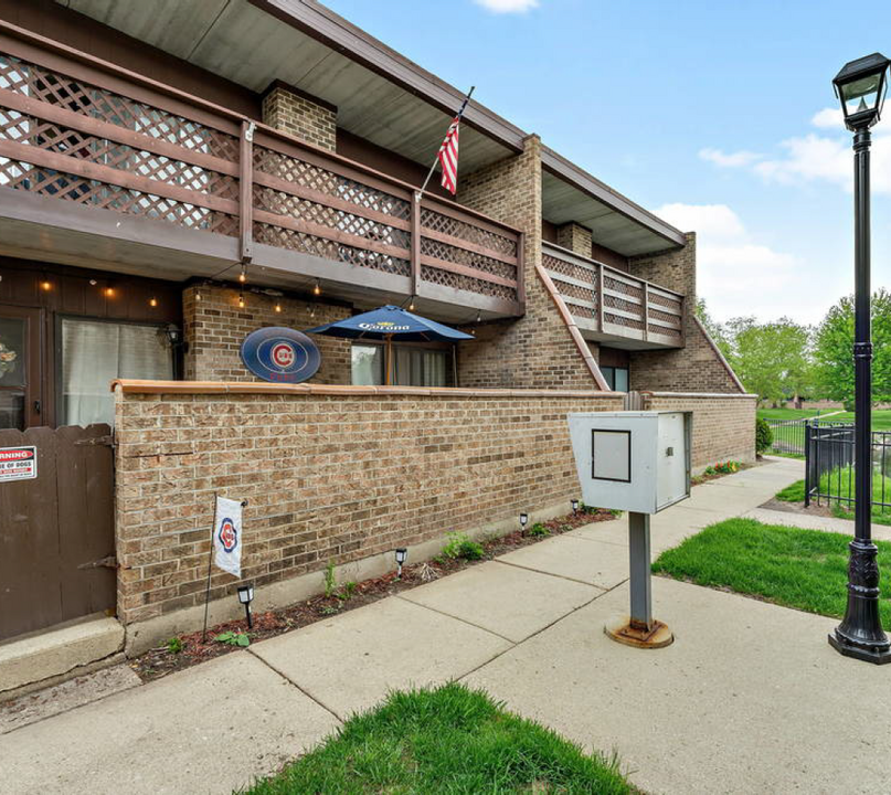 Kennington Square in Elgin, IL - Building Photo