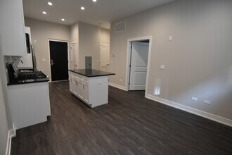 1730 W Greenleaf Ave in Chicago, IL - Building Photo - Building Photo