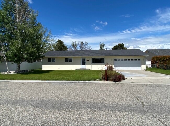 property at 3227 Lynn Ave