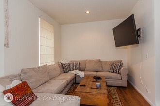 1301 N Hoyne Ave, Unit F1 in Chicago, IL - Building Photo - Building Photo