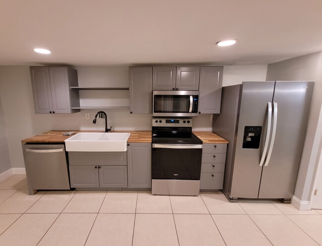 127 Seaton Plz NW, Unit B in Washington, DC - Foto de edificio - Building Photo