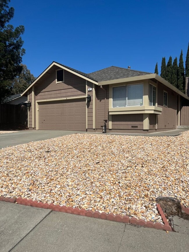 387 Aaron Cir in Vacaville, CA - Building Photo - Building Photo