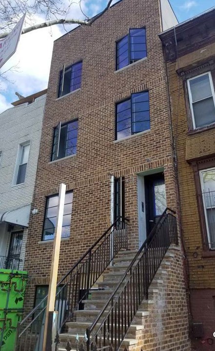 1062 Halsey St in Brooklyn, NY - Building Photo