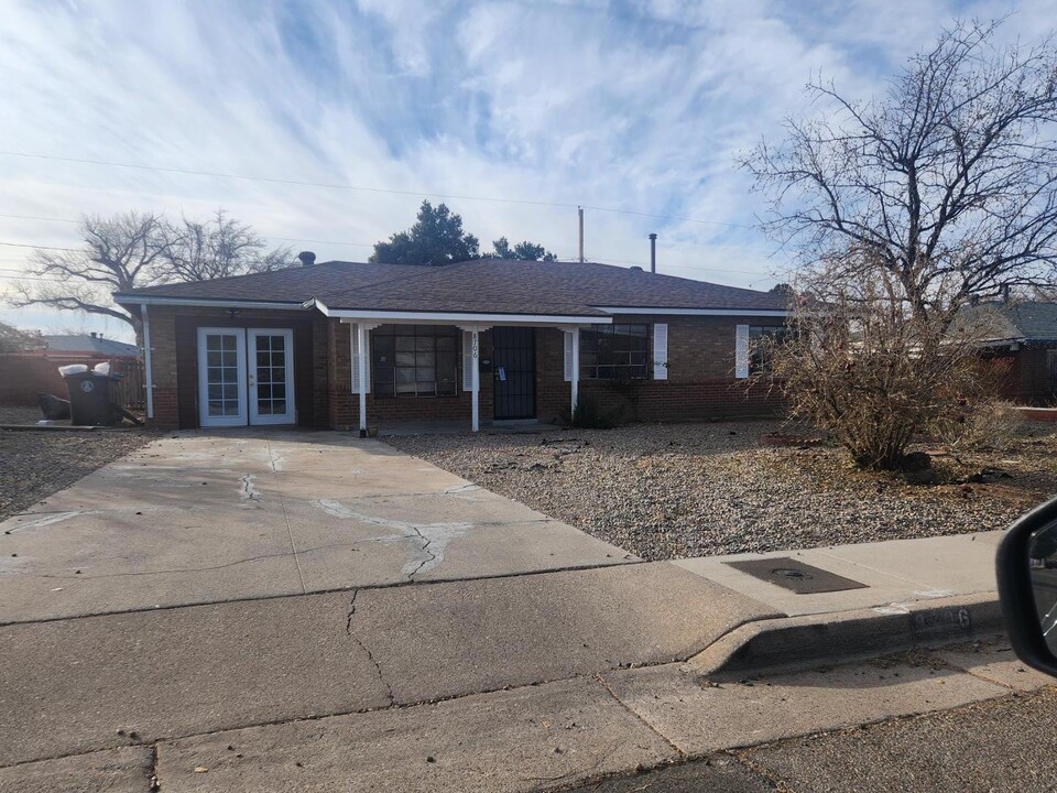 8706 Candelaria Rd NE in Albuquerque, NM - Building Photo