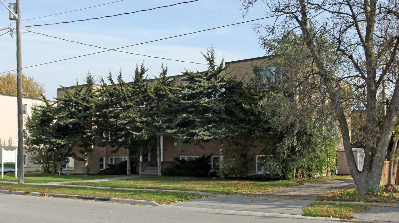 Brownstone Apartments in Whitby, ON - Building Photo