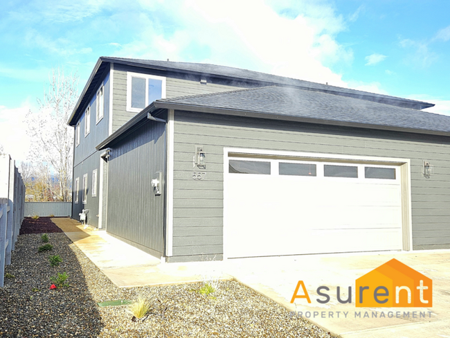 557 Nicholas Lee Dr in Medford, OR - Building Photo - Building Photo