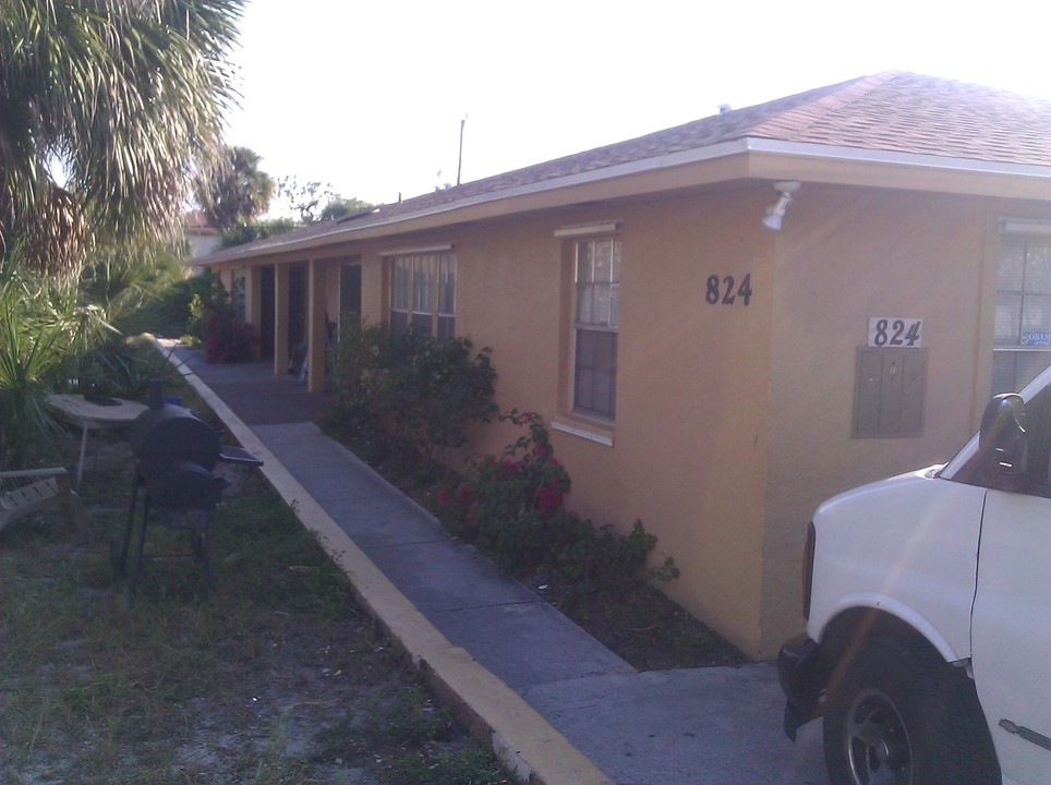 824 6th St in West Palm Beach, FL - Building Photo