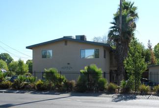 1752 Bell St in Sacramento, CA - Foto de edificio - Building Photo