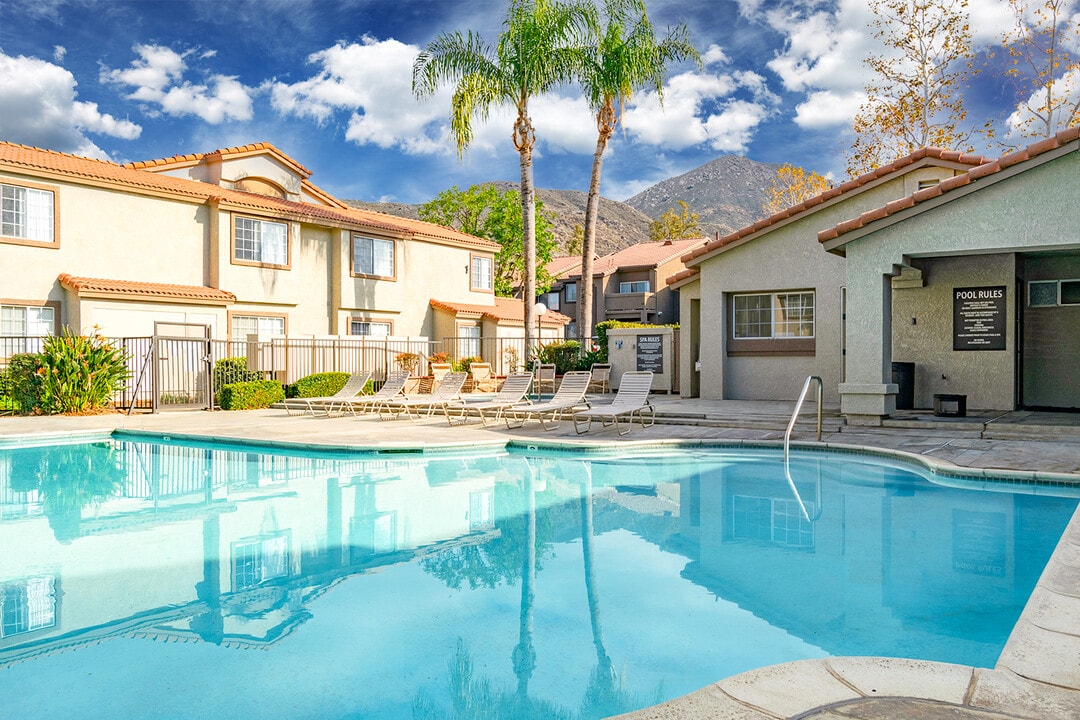 Spruce Village in Riverside, CA - Foto de edificio