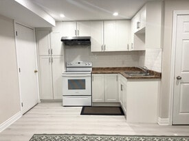 1080 Dream Crest Rd in Mississauga, ON - Building Photo