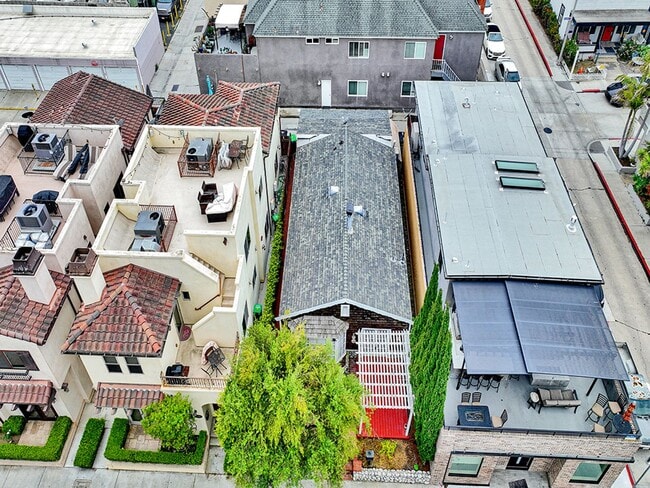 503 E Bay Ave in Newport Beach, CA - Building Photo - Building Photo
