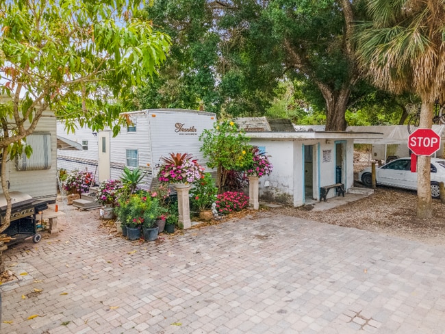 27881 New York St in Bonita Springs, FL - Foto de edificio - Building Photo