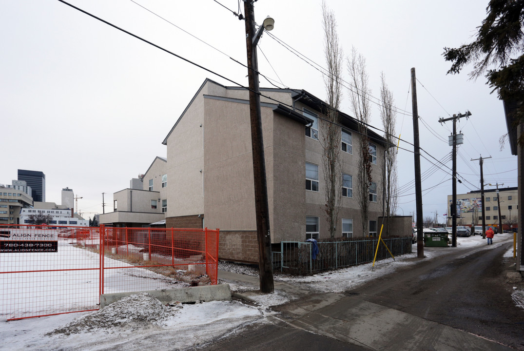 10303 96th St NW in Edmonton, AB - Building Photo