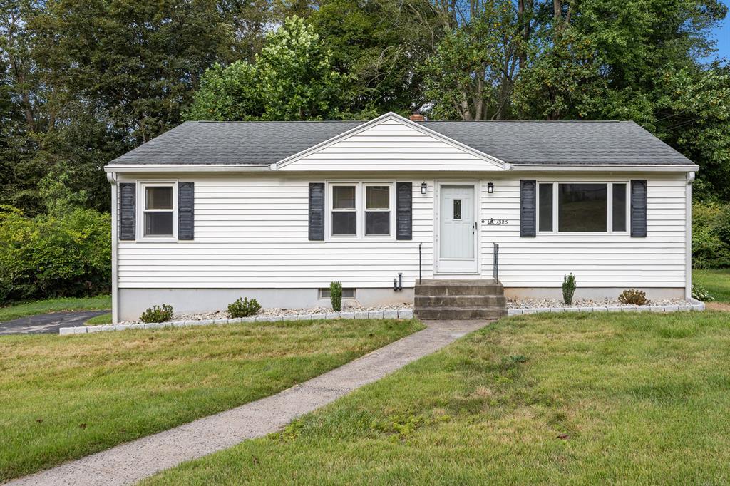 1325 Avon Blvd in Cheshire, CT - Building Photo
