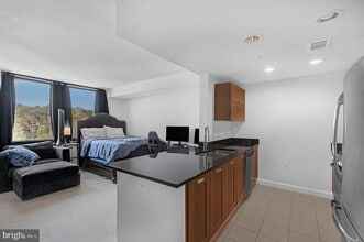 2451 Midtown Ave, Unit 1118 in Alexandria, VA - Building Photo - Building Photo